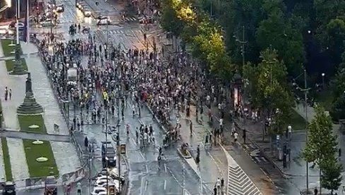 ZAVRŠEN PROTEST PROZAPADNE OPOZICIJE: Učesnici protesta se razišli nakon okupljanja ispred RTS (FOTO) ZAVRŠEN PROTEST PROZAPADNE OPOZICIJE: Učesnici protesta se razišli nakon okupljanja ispred RTS (FOTO)
