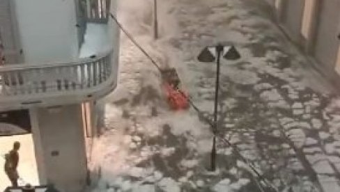 REKA TEČE ULICAMA: Stravično nevreme razorilo sever Italije, grad skroz poplavljen (VIDEO) REKA TEČE ULICAMA: Stravično nevreme razorilo sever Italije, grad skroz poplavljen (VIDEO)