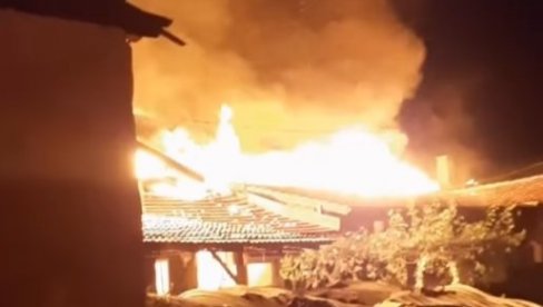 UDAR GROMA IZAZVAO STRAVIČAN POŽAR KOD ZAJEČARA: Vatra tokom noći gutala sve pred sobom (VIDEO) UDAR GROMA IZAZVAO STRAVIČAN POŽAR KOD ZAJEČARA: Vatra tokom noći gutala sve pred sobom (VIDEO)