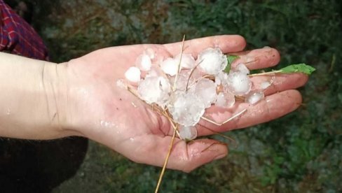 VANREDNA SITUACIJA U SEČNJU: U oluji stradali krovoi škola, vvrtića i doma zdravlja, leteli semafori, iščupano drveće (FOTO)