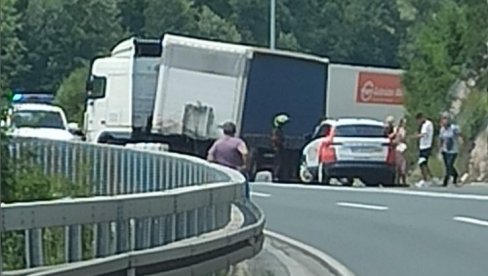STRAVIČAN SUDAR KAMIONA I AUTOMOBILA: Dvoje povređeno kod Surduka STRAVIČAN SUDAR KAMIONA I AUTOMOBILA: Dvoje povređeno kod Surduka