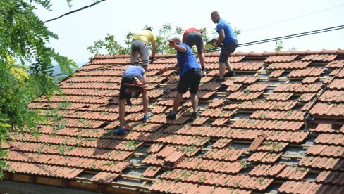 NAROD SE ODMAH DAO NA POPRAVKU: U Kraljevu nevreme oštetilo fasade, plastenike - na krovovima ostale rupe (FOTO)