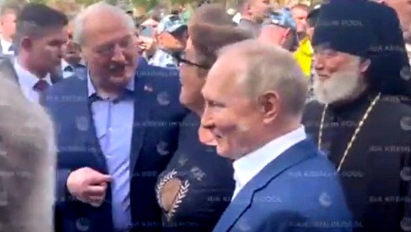 ЛУКАШЕНКО ПОСТАО МЛАДОЖЕЊА: Путина и белоруског председника опколили људи испред цркве, једна дама имала посебан захтев (ВИДЕО) ЛУКАШЕНКО ПОСТАО МЛАДОЖЕЊА: Путина и белоруског председника опколили људи испред цркве, једна дама имала посебан захтев (ВИДЕО)