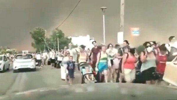 НЕБО ЦРНО, КОЛОНЕ ЉУДИ БЕЖЕ ОД ВАТРЕ: Страшне сцене са Родоса, највећа евакуација због пожара у историји Грчке (ВИДЕО) НЕБО ЦРНО, КОЛОНЕ ЉУДИ БЕЖЕ ОД ВАТРЕ: Страшне сцене са Родоса, највећа евакуација због пожара у историји Грчке (ВИДЕО)