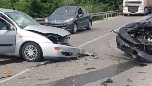 VOZILA SMRSKANA, DELOVI RASUTI PO PUTU: Teška saobraćajna nesreća kod Vranjske Banje (VIDEO) VOZILA SMRSKANA, DELOVI RASUTI PO PUTU: Teška saobraćajna nesreća kod Vranjske Banje (VIDEO)