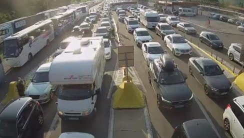 PUTNICI ČEKAJU I DO DVA SATA: Evo kakvo je stanje na graničnim prelazima PUTNICI ČEKAJU I DO DVA SATA: Evo kakvo je stanje na graničnim prelazima