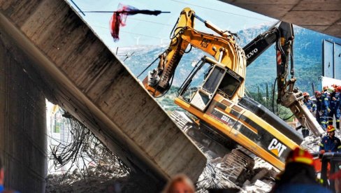 UHAPŠENE TRI OSOBE ZBOG RUŠENJA MOSTA U GRČKOJ: Ima mrtvih, spasioci pokušavaju da izvuku zarobljene ispod ruševina (VIDEO) UHAPŠENE TRI OSOBE ZBOG RUŠENJA MOSTA U GRČKOJ: Ima mrtvih, spasioci pokušavaju da izvuku zarobljene ispod ruševina (VIDEO)