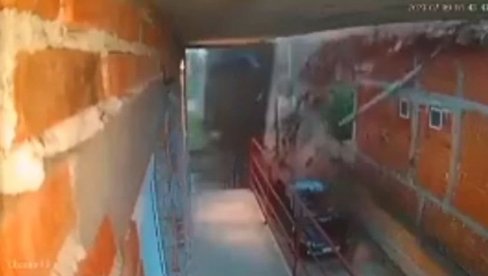 KAO KULA OD KARATA: Nestvaran snimak iz Inđije, snažno nevreme sručilo krov na automobil (VIDEO) KAO KULA OD KARATA: Nestvaran snimak iz Inđije, snažno nevreme sručilo krov na automobil (VIDEO)