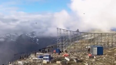 ON SE ZAISTA DRŽI ONOG DA SE SAMO JEDNOM ŽIVI: Pogledajte kako se snimaju opasne filmske scene (VIDEO) ON SE ZAISTA DRŽI ONOG DA SE SAMO JEDNOM ŽIVI: Pogledajte kako se snimaju opasne filmske scene (VIDEO)