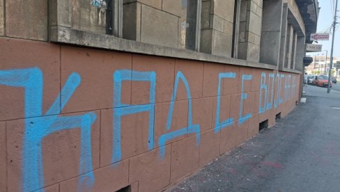 NASTAVLJA SE RAT GRAFITIMA U KRUŠEVCU: Ponovo osvanula poruka „Kad se vojska na Kosovo vrati“ (FOTO)