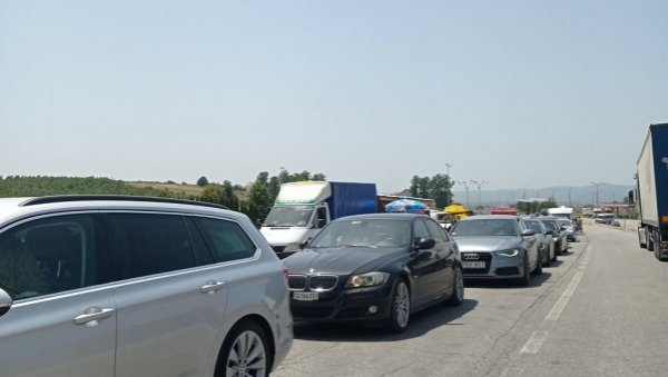 КИЛОМЕТАРСКЕ КОЛОНЕ: Гужве на административним прелазима централне Србије и Косова и Метохије КИЛОМЕТАРСКЕ КОЛОНЕ: Гужве на административним прелазима централне Србије и Косова и Метохије