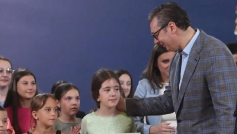 ВУЧИЋ СА СРПСКОМ ДЕЦОМ ИЗ РЕГИОНА: Ово је ваша кућа - увек ћемо вас дочекати раширених руку (ВИДЕО) ВУЧИЋ СА СРПСКОМ ДЕЦОМ ИЗ РЕГИОНА: Ово је ваша кућа - увек ћемо вас дочекати раширених руку (ВИДЕО)