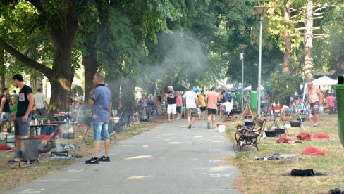 DUNAV VEČNA INSPIRACIJA:  Alaske večeri u Velikom Gradištu okupile brojne ribolovce, kulinare i posetioce