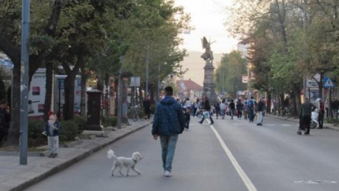 У ОВОМ ГРАДУ ИМАЈУ ГЛАВНУ УЛИЦУ САМО ЗА ДЕЦУ, ВОЗИЛА СУ ЗАБРАЊЕНА: Свако вече дозвољени само ролери и бицикли, може се и пешака У ОВОМ ГРАДУ ИМАЈУ ГЛАВНУ УЛИЦУ САМО ЗА ДЕЦУ, ВОЗИЛА СУ ЗАБРАЊЕНА: Свако вече дозвољени само ролери и бицикли, може се и пешака