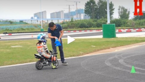 KINESKINJA OSVOJILA INTERNET: Devojčica od 5 godina izvodi akrobacije na motoru KINESKINJA OSVOJILA INTERNET: Devojčica od 5 godina izvodi akrobacije na motoru