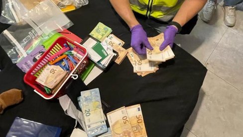 NOVAC, TELEFONI, PUTNE ISPRAVE: Evo šta je policija pronašla kod krijumčara ljudi - u Srbiji i Španiji palo 20 osoba (FOTO) NOVAC, TELEFONI, PUTNE ISPRAVE: Evo šta je policija pronašla kod krijumčara ljudi - u Srbiji i Španiji palo 20 osoba (FOTO)