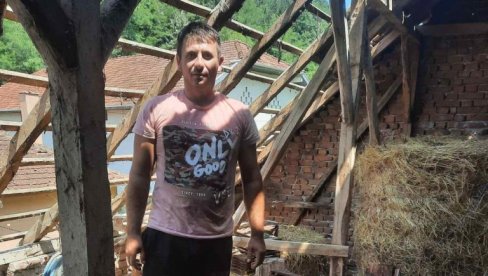 BOJANU JE GRAD PROBUŠIO SVE KROVOVE, A UBIO JE I KUKURUZ: Menja crepove dok ne stigne nova katastrofa sa neba (FOTO/VIDEO) BOJANU JE GRAD PROBUŠIO SVE KROVOVE, A UBIO JE I KUKURUZ: Menja crepove dok ne stigne nova katastrofa sa neba (FOTO/VIDEO)
