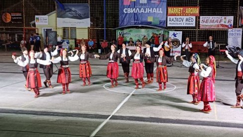 ЧУВАРИ ТРАДИЦИЈЕ У БОБОВУ: Вече фолклора одржано надомак Свилајнца (ФОТО) ЧУВАРИ ТРАДИЦИЈЕ У БОБОВУ: Вече фолклора одржано надомак Свилајнца (ФОТО)