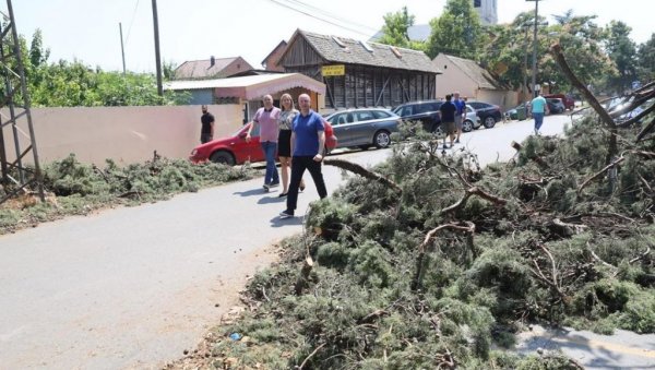 ГРАДОНАЧЕЛНИК НОВОГ САДА О ДЕЛОВАЊУ НАКОН СТРАВИЧНОГ НЕВРЕМЕНА: Приоритет нам је био да уклонимо опасност по грађане ГРАДОНАЧЕЛНИК НОВОГ САДА О ДЕЛОВАЊУ НАКОН СТРАВИЧНОГ НЕВРЕМЕНА: Приоритет нам је био да уклонимо опасност по грађане