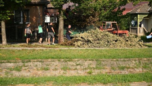 PODRŠKA GRAĐANA I PRIVATNIH KOMPANIJA : U Beočinu ne prekidaju radove na otklanjanju posledica nevremena (FOTO) PODRŠKA GRAĐANA I PRIVATNIH KOMPANIJA : U Beočinu ne prekidaju radove na otklanjanju posledica nevremena (FOTO)