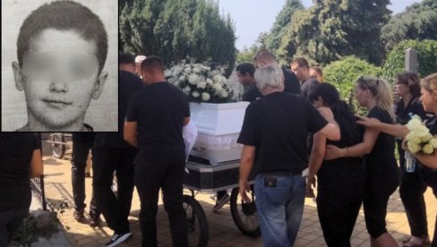 BELI KRST U NIKOLINIM RUKAMA, NA NJEMU IME PREMINULOG BRATA: Novi Sad se oprostio od Jovana (12), stradalog tokom oluje (FOTO) BELI KRST U NIKOLINIM RUKAMA, NA NJEMU IME PREMINULOG BRATA: Novi Sad se oprostio od Jovana (12), stradalog tokom oluje (FOTO)