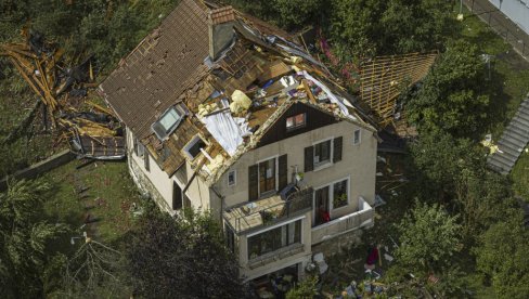 ŠVAJCARSKA NA UDARU OLUJE: Orkanski vetrovi nosili sve pred sobom (FOTO)