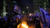 HAOS NA ULICAMA IZRAELA: Automobil uleteo u masu, povređena tri demonstranta HAOS NA ULICAMA IZRAELA: Automobil uleteo u masu, povređena tri demonstranta