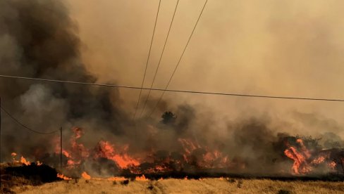 KABLOVI SE ISTOPILI OD VRUĆINE, GRAĐANI BEZ STRUJE I VODE: Sicilija gori na 48 stepeni (VIDEO)