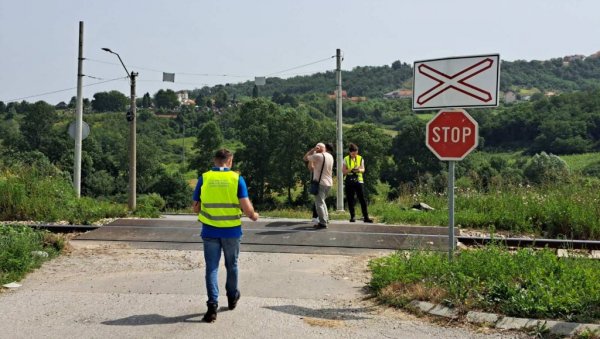 ГРОБЉЕМ ОДЗВАЊАО БОЛНИ ЛЕЛЕК МАЈКЕ: У Врчину у белом ковчегу сахрањена Анђела Б. (15), страдала на пружном прелазу