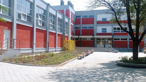 ĐACI U UČIONICAMA POSLE DVE GODINE: Finiš radova na OŠ Svetislav Golubović Mitraljeta ĐACI U UČIONICAMA POSLE DVE GODINE: Finiš radova na OŠ Svetislav Golubović Mitraljeta