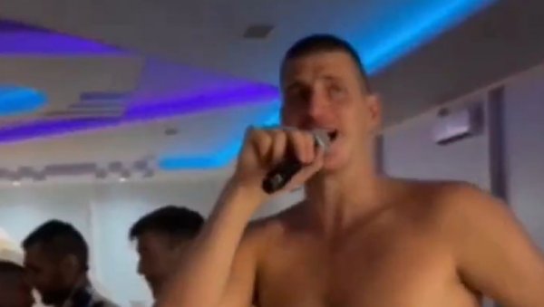 КАД НИКОЛА ЈОКИЋ СЛАВИ: Пешић се хвата за главу, а најбољи НБА играч као од мајке рођен се латио микрофона (ВИДЕО) КАД НИКОЛА ЈОКИЋ СЛАВИ: Пешић се хвата за главу, а најбољи НБА играч као од мајке рођен се латио микрофона (ВИДЕО)