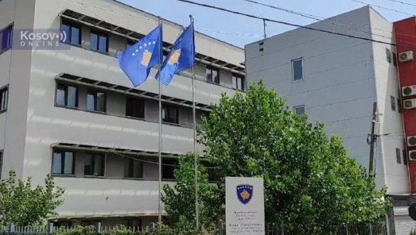 ПРИШТИНА НЕ ПРЕСТАЈЕ СА ПРОВОКАЦИЈАМА: Куртијеви специјалци поставили две заставе лажне државе испред општинске зграде у Митровици ПРИШТИНА НЕ ПРЕСТАЈЕ СА ПРОВОКАЦИЈАМА: Куртијеви специјалци поставили две заставе лажне државе испред општинске зграде у Митровици