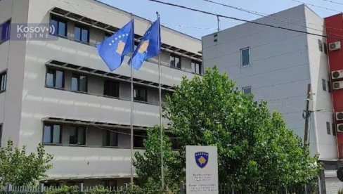 PRIŠTINA NE PRESTAJE SA PROVOKACIJAMA: Kurtijevi specijalci postavili dve zastave lažne države ispred opštinske zgrade u Mitrovici PRIŠTINA NE PRESTAJE SA PROVOKACIJAMA: Kurtijevi specijalci postavili dve zastave lažne države ispred opštinske zgrade u Mitrovici