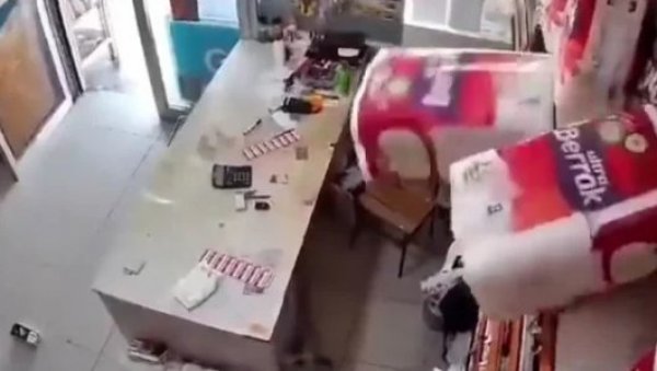 ТУРСКА СЕ ОД ЈУТРОС ТРЕСЛА ЧАК 17 ПУТА: Људи у паници скакали са терасе и бежали главом без обзира (ВИДЕО) ТУРСКА СЕ ОД ЈУТРОС ТРЕСЛА ЧАК 17 ПУТА: Људи у паници скакали са терасе и бежали главом без обзира (ВИДЕО)