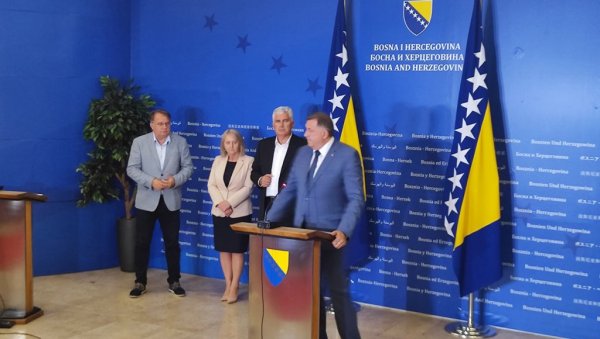 ИДУ ПРЕМА ЕВРОПИ, КЛИНЧ ОКО ШМИТА МОЖЕ ДА САЧЕКА: Опозиција напада лидера РС због изјаве о попуни Уставног суда ИДУ ПРЕМА ЕВРОПИ, КЛИНЧ ОКО ШМИТА МОЖЕ ДА САЧЕКА: Опозиција напада лидера РС због изјаве о попуни Уставног суда