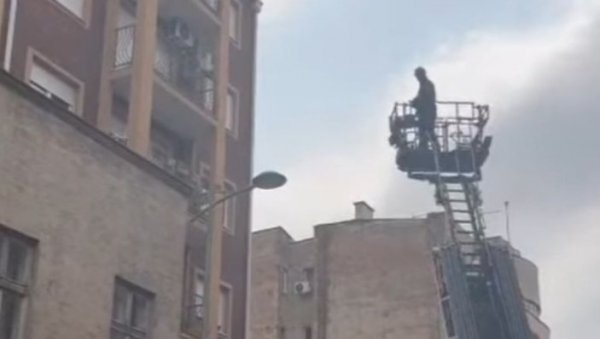 ПАО СА ПЕТОГ СПРАТА НА КРОВ, ДРЖИ СЕ САМО ЈЕДНОМ РУКОМ: Драма на Врачару, у току спасавање ПАО СА ПЕТОГ СПРАТА НА КРОВ, ДРЖИ СЕ САМО ЈЕДНОМ РУКОМ: Драма на Врачару, у току спасавање