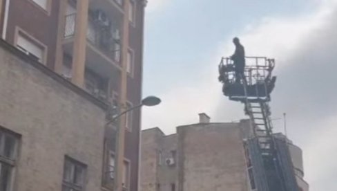PAO SA PETOG SPRATA NA KROV, DRŽI SE SAMO JEDNOM RUKOM: Drama na Vračaru, u toku spasavanje PAO SA PETOG SPRATA NA KROV, DRŽI SE SAMO JEDNOM RUKOM: Drama na Vračaru, u toku spasavanje
