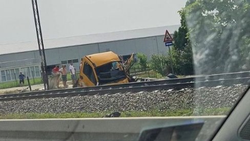 POJAVILA SE FOTOGRAFIJA SA MESTA NESREĆE KOD VALJEVA: Radnik poginuo kada je na njegov kamion naleteo voz (FOTO) POJAVILA SE FOTOGRAFIJA SA MESTA NESREĆE KOD VALJEVA: Radnik poginuo kada je na njegov kamion naleteo voz (FOTO)