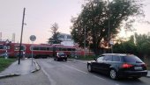 ОПРЕЗНО ПРЕКО ПРУГЕ: На прелазу испод Штофаре у Параћину квар браника ОПРЕЗНО ПРЕКО ПРУГЕ: На прелазу испод Штофаре у Параћину квар браника
