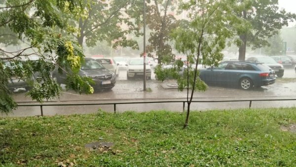 НЕВРЕМЕ СТИГЛО У НОВИ САД: Пљуштала киша и падао град (ФОТО) НЕВРЕМЕ СТИГЛО У НОВИ САД: Пљуштала киша и падао град (ФОТО)
