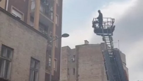MAJSTOR PAO S KROVA NA KROV Nesvakidašnja nezgoda u Golsvordijevoj ulici na Vračaru MAJSTOR PAO S KROVA NA KROV Nesvakidašnja nezgoda u Golsvordijevoj ulici na Vračaru
