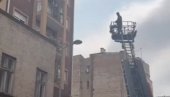 МАЈСТОР ПАО С КРОВА НА КРОВ Несвакидашња незгода у Голсвордијевој улици на Врачару МАЈСТОР ПАО С КРОВА НА КРОВ Несвакидашња незгода у Голсвордијевој улици на Врачару
