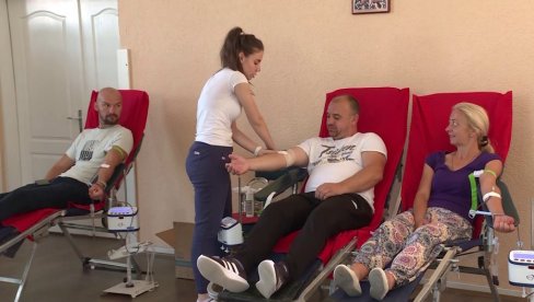 РЕКОРДАН ОДЗИВ ДАВАЛАЦА: Акција давања крви (ФОТО) РЕКОРДАН ОДЗИВ ДАВАЛАЦА: Акција давања крви (ФОТО)
