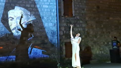 SKANDAL NAD SKANDALIMA NA CETINJU: NJegoš u senci Severine - pevačica u slavu najvećeg ikada na bini izvodi gimnastiku (FOTO/VIDEO) SKANDAL NAD SKANDALIMA NA CETINJU: NJegoš u senci Severine - pevačica u slavu najvećeg ikada na bini izvodi gimnastiku (FOTO/VIDEO)