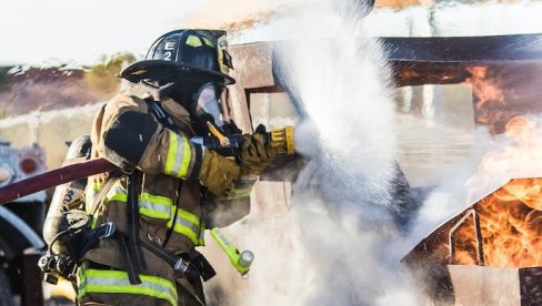 VOZILO PROGUTALA VATRA: Auto se zapalio tokom vožnje blizu Užica