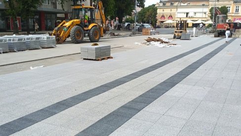 RADOVI U TOKU: Počelo popločavanje trotoara u Tabačkoj čaršiji RADOVI U TOKU: Počelo popločavanje trotoara u Tabačkoj čaršiji