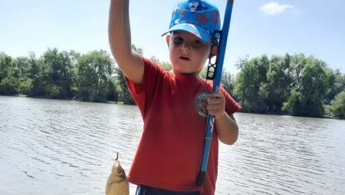 KLINCI IZ VODE VADILI KARAŠE KAO KLIKERE: Najuspešniji bio Željko - ulovio ribu od 8 kg (FOTO) KLINCI IZ VODE VADILI KARAŠE KAO KLIKERE: Najuspešniji bio Željko - ulovio ribu od 8 kg (FOTO)
