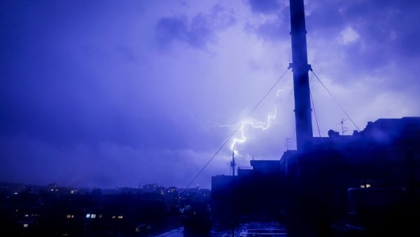 БИЋЕ ЈАКИХ ПЉУСКОВА ПРАЋЕНИХ ГРМЉАВИНОМ, МОГУЋ И ГРАД: Ево када промена времена стиже у Србију БИЋЕ ЈАКИХ ПЉУСКОВА ПРАЋЕНИХ ГРМЉАВИНОМ, МОГУЋ И ГРАД: Ево када промена времена стиже у Србију