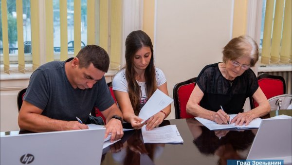 ЗА ЧЕТИРИ ПОРОДИЦЕ СЕОСКЕ КУЋЕ: Настављена сјајна акција код Зрењанина ЗА ЧЕТИРИ ПОРОДИЦЕ СЕОСКЕ КУЋЕ: Настављена сјајна акција код Зрењанина