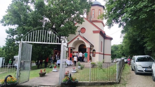 СЛАВА ОБНОВЉЕНЕ СРПСКЕ СВЕТИЊЕ: Литургија у Цркви Светог Архангела Гаврила изнад Давидовца (ФОТО) СЛАВА ОБНОВЉЕНЕ СРПСКЕ СВЕТИЊЕ: Литургија у Цркви Светог Архангела Гаврила изнад Давидовца (ФОТО)